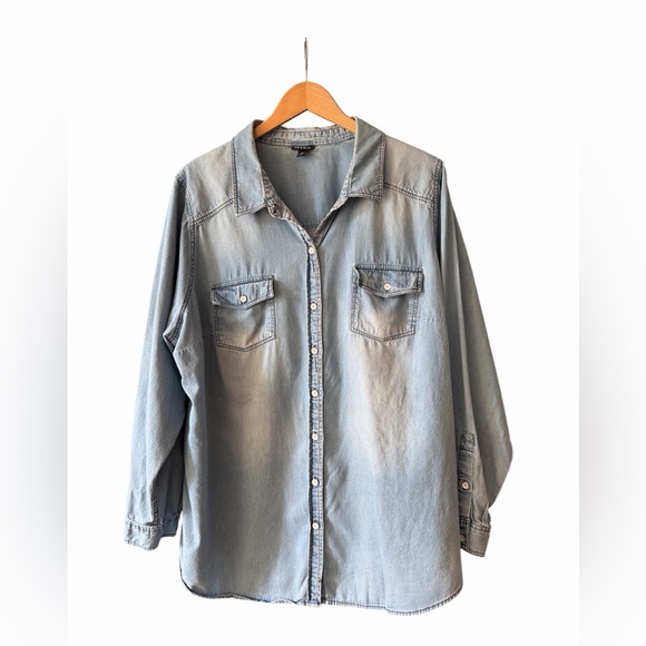 torrid Tops - Torrid Light Wash Chambray Button Down Shirt Size 3